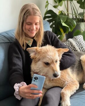 Danae Michalaki Instagram - Memories to hold and to have!
With Xiaomi 13 Lite I can smile freely wherever I am, no matter how I am. 
#selfieGlow #portaitmode #NeutralStylishLook
Super color & Design that makes a difference.
#featherweight #color #Xiaomi13Lite
#XiaomiGreece @xiaomi.greece