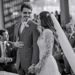 Dani Gondim Instagram - É difícil não acreditar em contos de fadas quando assistimos ao espetáculo de um príncipe casar com uma princesa. 
Meu bebê encontrou muito além de sua metade, ele encontrou fonte. 
Lize é doçura com firmeza, gentileza com sapiência e inocência sem perder nenhuma gota de ironia. É interessante e maravilhoso vê-la desabrochar a medida que a confiança entra. 
Biel é… Biel. Complexo descrever como alguém pode ter características tão opostas dentro de si e ,ainda sim, manter-se coerente sempre que se posiciona, mas acho que se príncipes de contos de fadas existissem, seria Biel. Lindo por fora e impressionantemente consegue ser ainda mais lindo por dentro. Eles são perfeitos, não apenas um para o outro, mas perfeitos para a vida. 
Nós acompanhamos por tantos anos essa história de amor sendo construída, peça por peça, tijolo por tijolo. Um altar de respeito, colaboração e muita parceria. Eles são amigos. Amigos tão íntimos que enxergam tão profundamente o outro que se fundiram em um só. 
Meus primos, bebês e agora afilhados, desejo de todo o meu coração que a divindade continue a abençoar esse amor e guiando esse caminho ,tão lindamente escrito. 
Desejo que tenham filhos, muitos filhos para que esse conto de fadas perpetue suas histórias , mas principalmente para eu ter a chance de jogar videogame com eles enquanto aguardo pontualmente 22h para obrigá-los a tomar banho como fazia com Biel. (Se bem que acho que serei bem menos exigente do que eu era aos 11 anos). 
Desejo que esse castelo construído que agora habita sua própria família seja colorido com alegria, abraços, diálogo e muito, muito amor. 

Os amo profundamente, há tantos anos e eternamente. 
Sua Madrinha, Dani. 

#lizeegabriel #casamentolizeegabriel