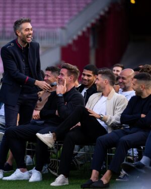 Dani Martínez Instagram - 1.- Echemos un vistazo a 2023.
2.- Oficié la despedida del amigo Busi.
3.- Despedí mi gira “Ya lo digo yo”
4.- Fui a Japón
5.- Gocé en Martínez y Hermanos
6.- Doblé el lomo en Martínez y Hermanos.
7.- Fui de vacaciones.
8.- Subí una foto en blanco y negro.
9.- Reí con jugadores del Barça
10.- Notting Hill