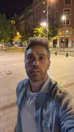 Dani Martínez Instagram - Ni caso. Otra vez. 🐶