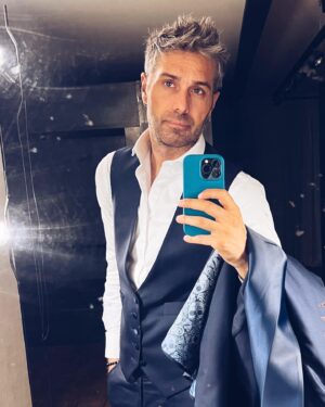 Dani Martínez Instagram - 1.- Cómo vas a la boda 👔
2.- Cómo llegas de la boda ❌👔