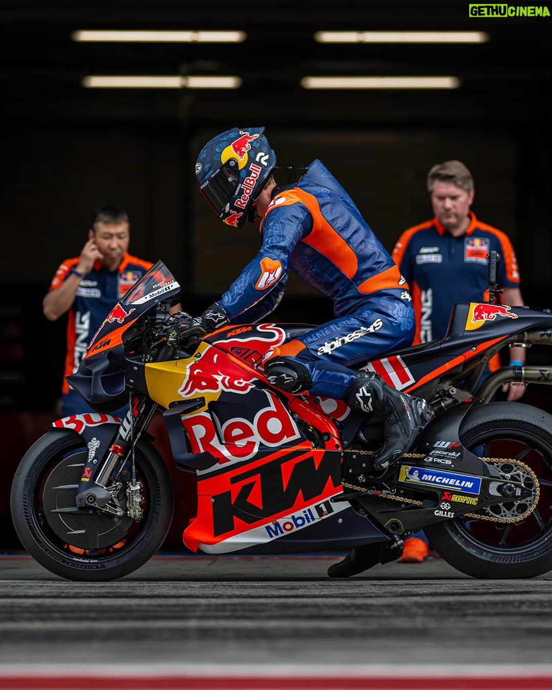 Dani Pedrosa - 26.9K Likes - When Fabio met Dani... It's not every day you get to ride one of the fastest bikes on the planet AND get some pointers from a MotoGP⢠Legend.
Head to Fabio's YouTube channel to watch the full video edit.
What's the next big challenge for the Austrian MTB rider... Erzberg 2025? š
#KTM #ReadyToRace #RedBull #MotoGP
