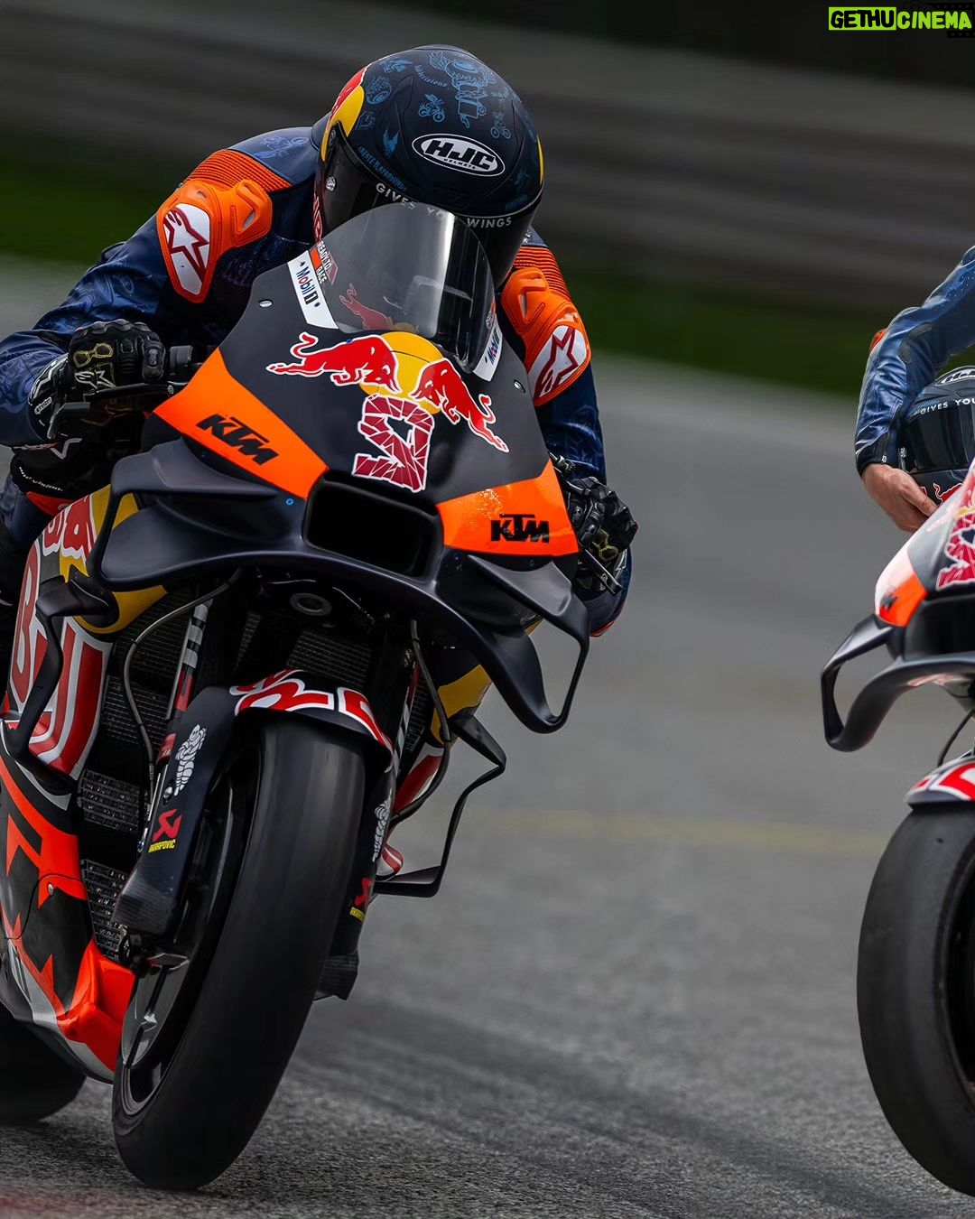 Dani Pedrosa - 26.9K Likes - When Fabio met Dani... It's not every day you get to ride one of the fastest bikes on the planet AND get some pointers from a MotoGP⢠Legend.
Head to Fabio's YouTube channel to watch the full video edit.
What's the next big challenge for the Austrian MTB rider... Erzberg 2025? š
#KTM #ReadyToRace #RedBull #MotoGP