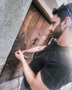 Dani Rovira Instagram - Enorme el trabajo de abrir y cerrar puertas en la vida. Eterno el aprendizaje de saber cuáles abres y cuáles cierras…