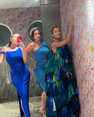 Dania Ramírez Instagram - Here is another one for the books in #DominicanRepublic 🇩🇴♥️🌟 Que noche tan espectacular! No hay mejor forma de vivir que entre amigas y familia.  What a spectacular night of dance and glamour with friends and family. 

Dress: @jovana_benoit @jovanalouis 
Make up @paocontigo_ 
Hair @hairbyysijim 
Positive Attitude: ALWAYS PLEASE! 
#namaste 🙏🏽