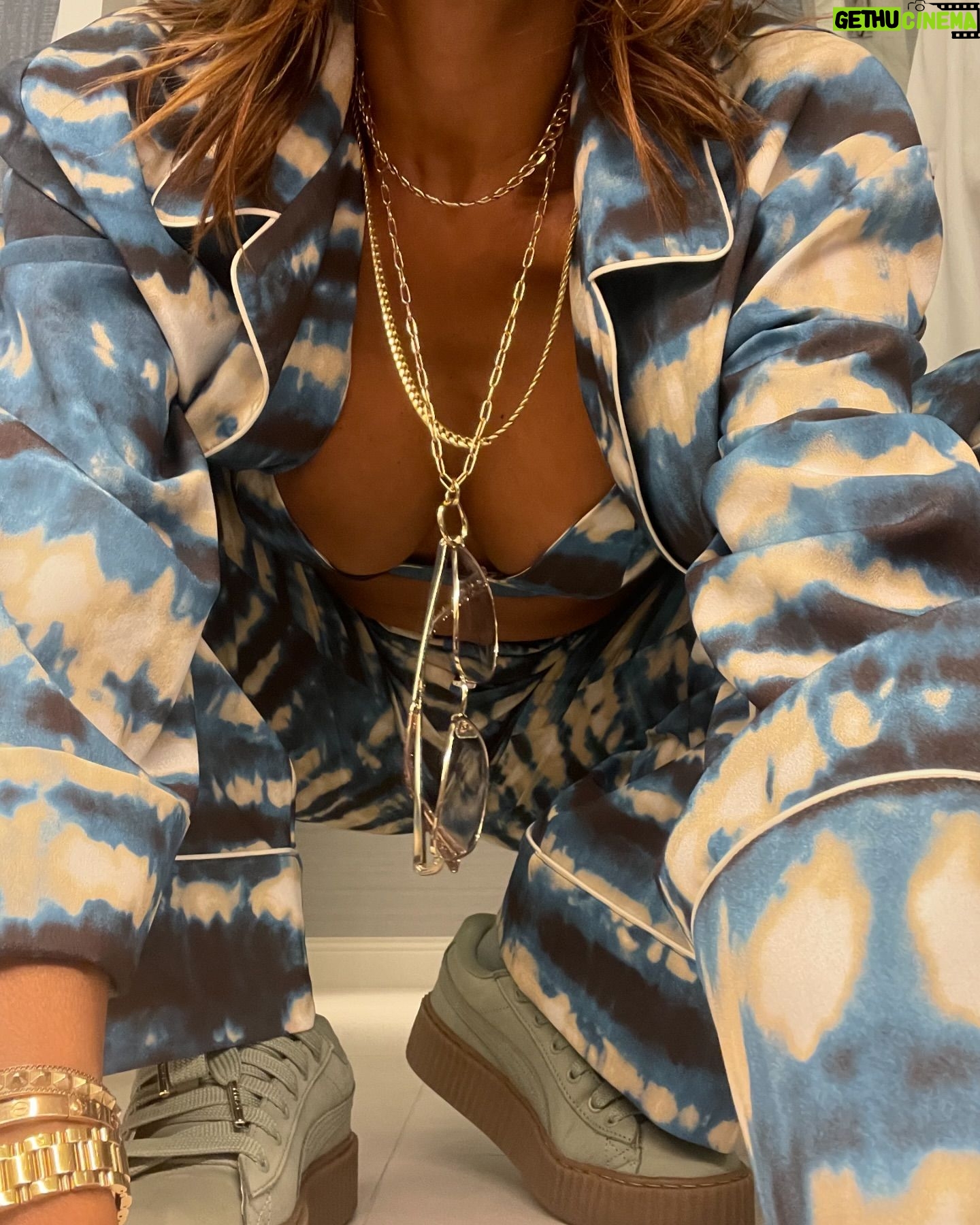 Dania Ramírez - 12.5K Likes - All about last nights drip styled by @galaxiab #90s Pose all day!
@ronnykobo suit
@puma #FentyXPuma kicks
@jimmychoo Glasses in jewlery
Haircut @marcostrueba_hair
Hair color @limasch