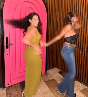 Dania Ramírez Instagram - Cuando la Cubanita bella y las Dominicanas más duras se juntan hay party!  Me quedo con las dos! @iamnataliemartinez @cynthiaantigua When your friends de long time and you get together in your country! Dale! 🇩🇴🔥 @maracasdq was so delicious! #soulsisters 😘