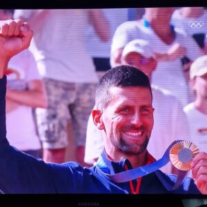 Danica Maksimović Instagram - Najveći ikada! Naš Noleee...! @djokernole
ŠAMPION I PONOS!❤️👑🇷🇸🏅🙏
#olympics2024

(morala sam ponovo da objavim, IG me je blokirao zbog snimka koji sam postavila)