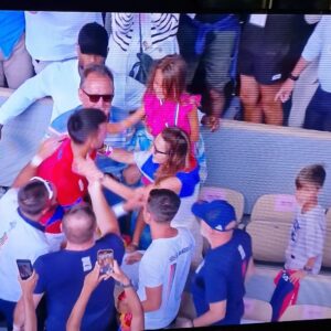 Danica Maksimović Instagram - Najveći ikada! Naš Noleee...! @djokernole
ŠAMPION I PONOS!❤️👑🇷🇸🏅🙏
#olympics2024

(morala sam ponovo da objavim, IG me je blokirao zbog snimka koji sam postavila)