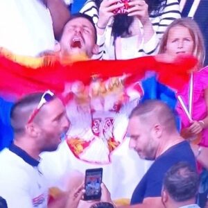 Danica Maksimović Instagram - Najveći ikada! Naš Noleee...! @djokernole
ŠAMPION I PONOS!❤️👑🇷🇸🏅🙏
#olympics2024

(morala sam ponovo da objavim, IG me je blokirao zbog snimka koji sam postavila)