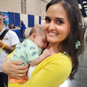 Danica McKellar Instagram - Wanna feel old? My Wonder Years co-star @jason.hervey (Wayne Arnold) is a GRANDPA! 😁 And ooooh my goodness his grandson Shia is BEYOND precious!! And what an amazing shot of Jason & @realdanlauria (swipe for it), right? 🤗 I guess he's that baby's TV great-grandfather?? 😁 Family vibes all around!
After the convention was over today, his wonderful mother (Jason's daughter) let me hold him - he was crying when I got him but I was able to lull him to sleep almost immediately - a trick I learned when Draco was 4 weeks old. 🥰
Swipe to the end for a video of me describing this fail-prood method for comforting crying babies!! 🙏🤗