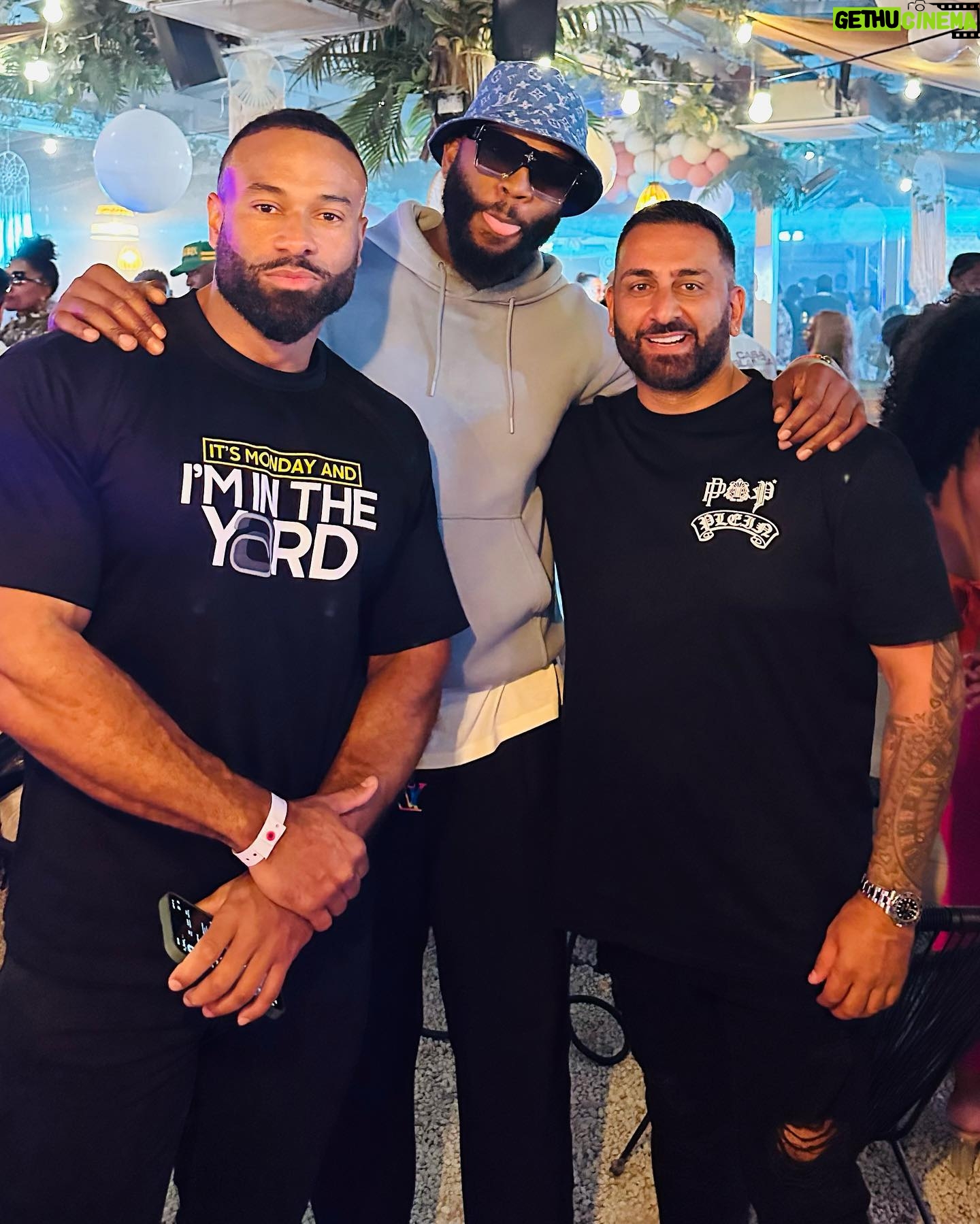 Daniel Ashville - 5.8K Likes - I’m 6ft 2
.
@daniellouisy is 6ft 5
.
And @_luwi_ is 6ft 10
.
Never felt so short 😂😂😂
.
Great afternoon/evening @the_hangout_uk
.
#yianni #ashville #yiannimize #giants #tallpeople #goodpeople