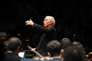 Daniel Barenboim Instagram - An electrifying evening at the Royal Albert Hall as Daniel Barenboim led the West-Eastern Divan Orchestra and soloist Anne-Sophie Mutter in a standout performance of Brahms’s consolatory Violin Concerto and Schubert’s Symphony No. 9 in C major, which deservedly acquired the nickname ‘Great’.

Huge thanks to @dbarenboim @divanorchestra and @anne_sophie_mutter 
 
🎧 Listen on BBC Sounds
📸 By Chris Christodoulou