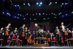 Daniel Barenboim Instagram - An electrifying evening at the Royal Albert Hall as Daniel Barenboim led the West-Eastern Divan Orchestra and soloist Anne-Sophie Mutter in a standout performance of Brahms’s consolatory Violin Concerto and Schubert’s Symphony No. 9 in C major, which deservedly acquired the nickname ‘Great’.

Huge thanks to @dbarenboim @divanorchestra and @anne_sophie_mutter 
 
🎧 Listen on BBC Sounds
📸 By Chris Christodoulou