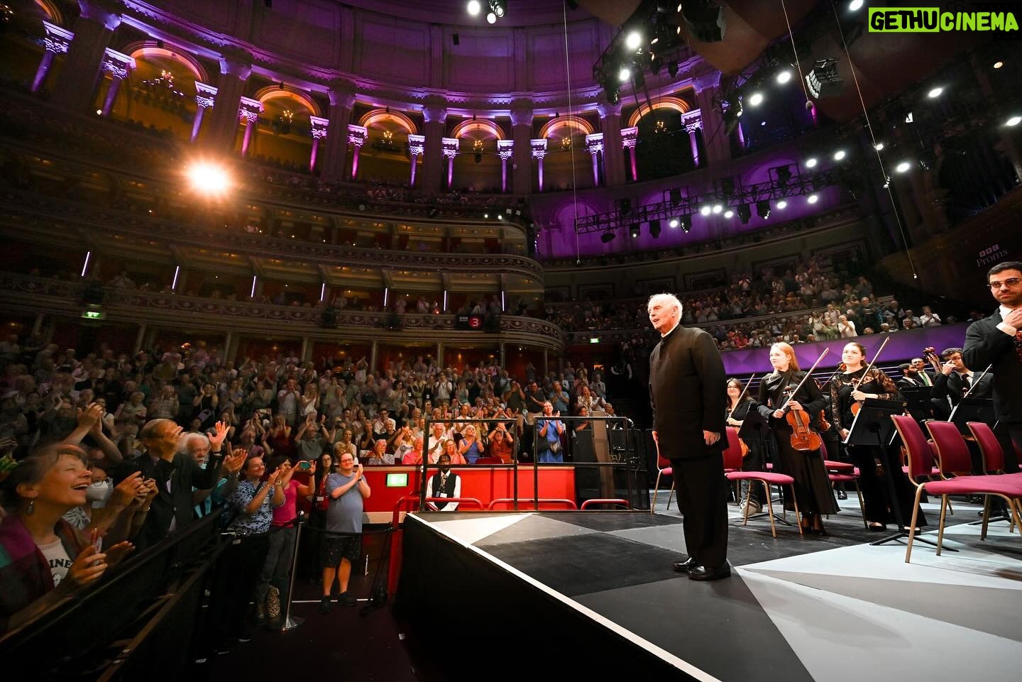 Daniel Barenboim - 3.1K Likes - An electrifying evening at the Royal Albert Hall as Daniel Barenboim led the West-Eastern Divan Orchestra and soloist Anne-Sophie Mutter in a standout performance of Brahms’s consolatory Violin Concerto and Schubert’s Symphony No. 9 in C major, which deservedly acquired the nickname ‘Great’.
Huge thanks to @dbarenboim @divanorchestra and @anne_sophie_mutter
🎧 Listen on BBC Sounds
📸 By Chris Christodoulou