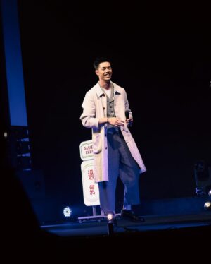 Daniel Chen Instagram - 首場單口喜劇完成，收到很多反饋，正面反面都有，但對我來說，都是超級好的建議，有新朋友，老朋友，師父，哥哥，導演，歌手，摯友，我的愛人，經紀人們，很謝謝500多位的觀眾，空總劇場的笑聲掌聲，承蒙各位的力量，我想帶著表演去其他城市看看，到時候我們一起笑到過去。

今早領悟的一句：
到底什麼高級？在這個世道能逗人開心，給人歡笑的人，都很高級。

#過氣
#專場
