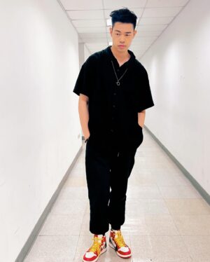 Daniel Chen Instagram - 最近都是Queen shop 男裝MAN陪伴我在工作在家，好穿、舒適、日式，簡易搭配夏天自然走路有風，嗯⋯⋯有風就不熱了對吧！？

@queenshoplife