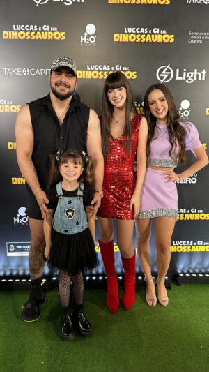 Daniel Erthal Instagram - 🎥✨ Fui à pré-estreia do filme “Dinossauros” do @luccasneto , a convite do também botafoguense @erthalera ! 

Foi um prazer enorme conhecer o @erthalera e assistir a esse filme espetacular! 

E também foi um prazer enorme conhecer a @beatrizcoutoz @guicarvvalho @robertapiragibe !!!

Agradeço demais pelo convite, além de me divertir e amar o filme, realizei o grande sonho de apresentar a aventureira alvinegra que tem o poder do FOGO para o @luccasneto !

Pessoal, me ajudem a realizar esse sonho de virar uma aventureira alvinegra! Marquem o @luccasneto !!! 🔥💖

#AventureiraAlvinegra #Dinossauros #LuccasNeto #Botafogo