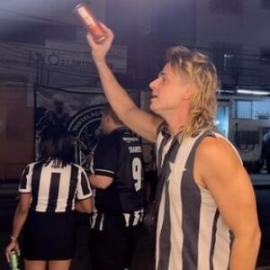 Daniel Erthal Instagram - Peço que assistam esse “filminho” em um minuto e meio até o final, vale a pena.(se não gostar comenta lá pfv)🫶🏻

Isso é muito eu, isso é @ilhadasede. 🖤🤍🍺💪🏻

Agradeço a Deus por me dar saúde e coragem pra operar tudo isso, não foi fácil e não será. 

Vou buscar a legalização do local, os fiscais ontem passaram lá, foram muito educados e profissionais. Expliquei tudo que aconteceu e em que pé está. Obrigado a todos vocês.🫱🏻‍🫲🏾
.
Ah… E A TORCIDA DO GLORIOSO! MUITO OBRIGADO POR ME RECEBEREM TÃO BEM. 🖤🤍(Desculpe por acabar com o banheiro de vocês, através desse impasse tive mais uma ideia.)😉
.
Sim, quando eu coloco uma coisa na minha cabeça…

Eu sou IMPARÁVEL. 💪🏻

.
@spaten_br & @pagbank 🫱🏻‍🫲🏾

.
#rua #niltonsantos #botafogo #venda #cerveja  #empreendedorismo #empreender #foryou #reelsinstagram #reels #viralreels  #estadio #instagram #happy #força #strong #pablomarcal #life #lifestyle #fyp #fypシ #beer #gelada #spaten #brahma #ambev #pagbank
