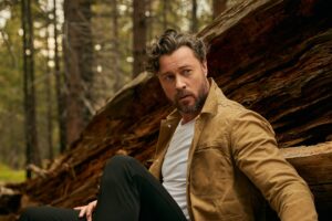 Daniel Feuerriegel Instagram - Going Grayish 👴🏻 

📷 @emilysandiferphoto Assist @teejatron 
🤡 @karishmaaahhh 
👕 @_genevieveaitken 

What photo shoot vibe should I go for next ???