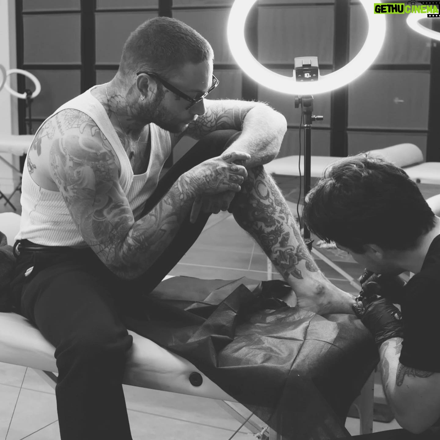 Daniel Snooks - 1.2K Likes - ā³
