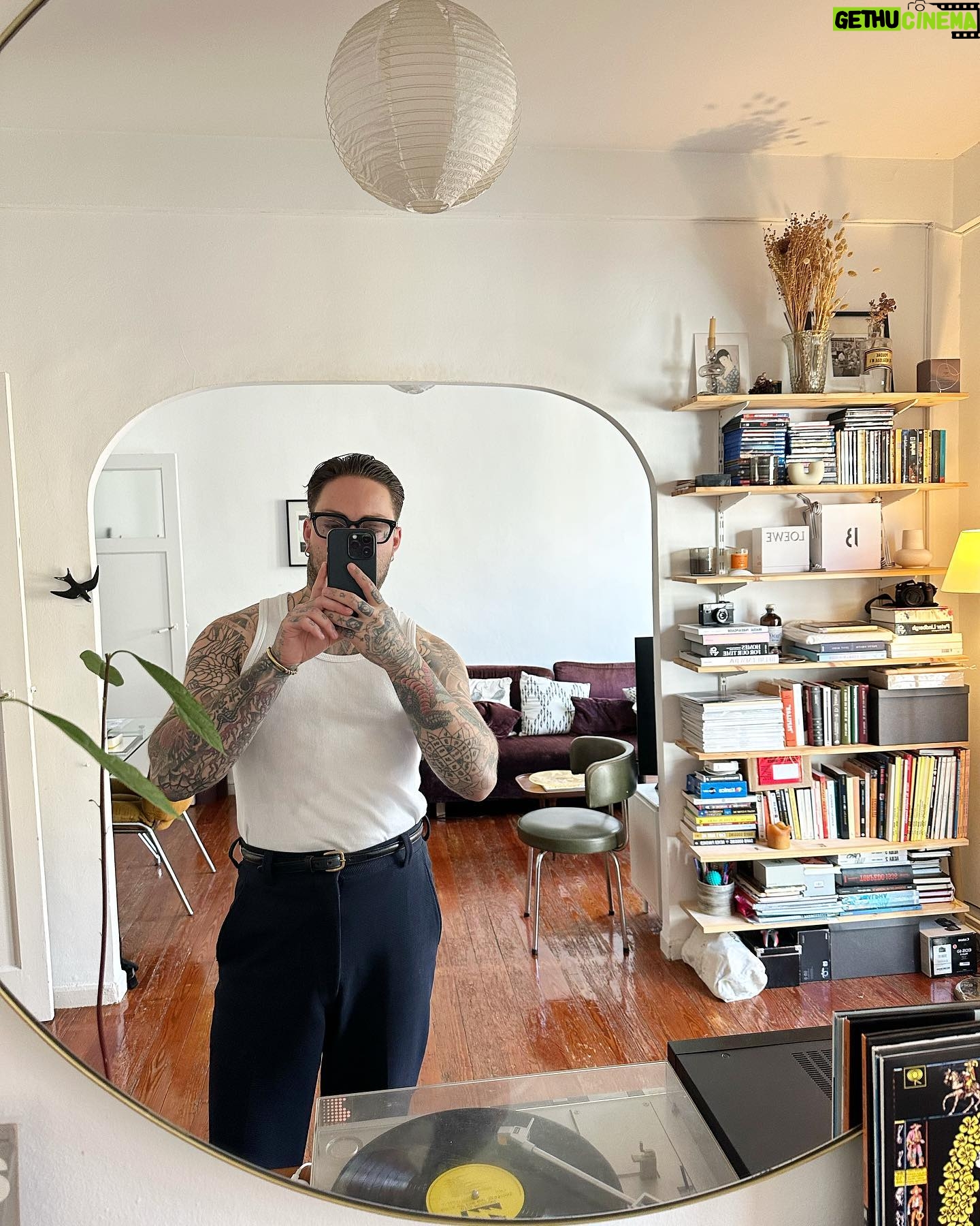 Daniel Snooks - 2.4K Likes - Old friends, new phone.