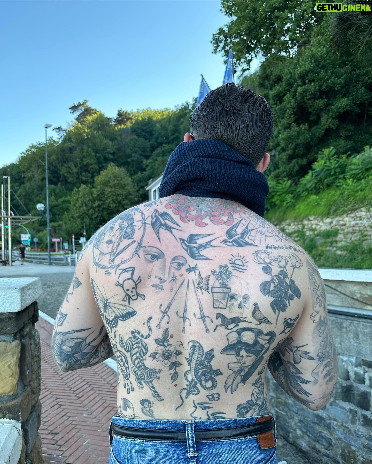 Daniel Snooks - 2.4K Likes - Old friends, new phone.