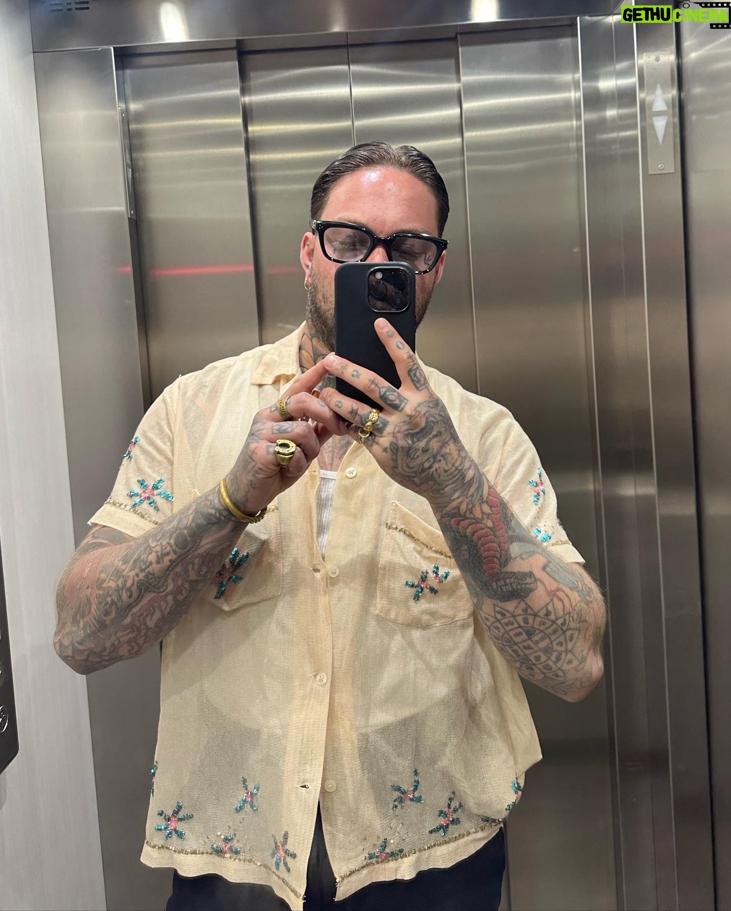 Daniel Snooks - 2.4K Likes - Old friends, new phone.