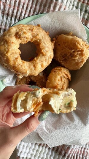 Daniela Castro Instagram - Receta que tienes que probar! Aros de cebolla rellenos con atún y queso! Ñamiii! 🧅🧀😋 #ladaniysureceta 
✨Para 12/ 14 aros de cebolla. Corta la cebolla en aros de 1 cm aproximadamente, sepáralos, pásalos a un bol y salpimenta
✨Para el relleno mezcla 1/2 bloque de queso crema, 2 latas de atún en agua bien escurrido, 1 manojo de ciboulette picado, 1 taza de queso mantecoso rallado, ralladura de 1 limón, sal y pimienta, mezcla hasta unificar todo
 ✨Arma los aros en parejas de uni grande y otro pequeño al centro, rellena con la mezcla, pasa a un plato y lleva al congelador por 15 min
✨Para el batido 1 taza de fécula de maíz, sal, ají de color, pimienta y cerveza hasta lograr la textura del video (ojo que la fécula de maíz se va densificando con el tiempo) // si lo haces con otra harina va a variar la cantidad de cerveza pero el resultado final debe ser igual fe denso
✨Fríe en abundante aceite y listo!!! Los van a amar! 
✨Feliz de leer sus datos para que mi casa no quede con olor a fritura
✨ Las y los amo! A cocinar!