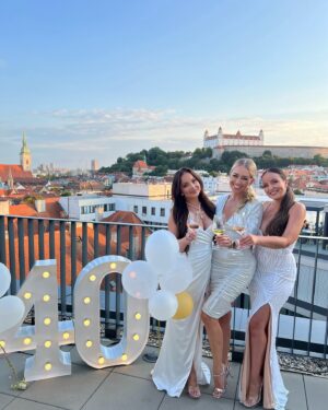 Daniela Nízlová Instagram - Vcera nadherna oslava na nadhernom mieste🤍🥂💐🎂 Happy 2x20 @mimipelikan 🩷