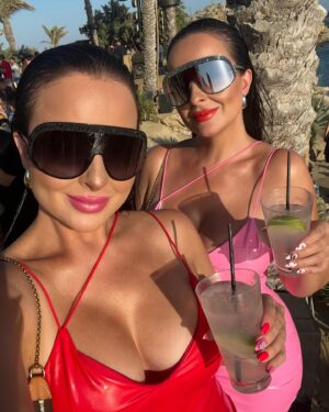 Daniela Nízlová Instagram - Cheers for life🥂 #scorpios #mykonos #twins #twiins #sagapo