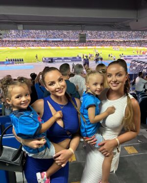Daniela Nízlová Instagram - FORZA NAPOLI⚽️💪🏼 @stanleylobotka37 @officialsscnapoli @twiinsmusic @veronikatwiins