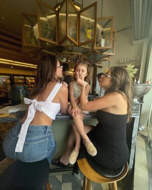 Daniella Rahme Instagram - Together Again ❤️ #FamilyIsHere
#DaniellaRahme #دانييلا_رحمة