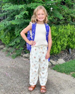 Danielle Busby Instagram - Blaykes LAST First Day in middle school, HELLO 8th Grade! And HELLO 4th Grade for my quintuplets: Ava, Olivia, Hazel, Riley & Parker Kate 🤍 They all said they had a great first day and I was so happy to hear that. Now, time to kick life back into routine and alarms ⏰ 😂 #firstdayofschool #sisters 
#itsabuzzworld #outdaughtered #graesonbee #graesonbeeboutique