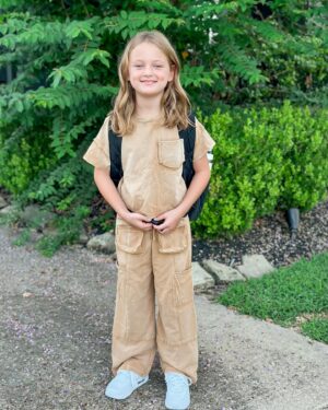 Danielle Busby Instagram - Blaykes LAST First Day in middle school, HELLO 8th Grade! And HELLO 4th Grade for my quintuplets: Ava, Olivia, Hazel, Riley & Parker Kate 🤍 They all said they had a great first day and I was so happy to hear that. Now, time to kick life back into routine and alarms ⏰ 😂 #firstdayofschool #sisters 
#itsabuzzworld #outdaughtered #graesonbee #graesonbeeboutique