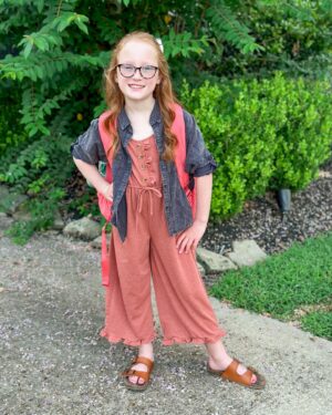 Danielle Busby Instagram - Blaykes LAST First Day in middle school, HELLO 8th Grade! And HELLO 4th Grade for my quintuplets: Ava, Olivia, Hazel, Riley & Parker Kate 🤍 They all said they had a great first day and I was so happy to hear that. Now, time to kick life back into routine and alarms ⏰ 😂 #firstdayofschool #sisters 
#itsabuzzworld #outdaughtered #graesonbee #graesonbeeboutique
