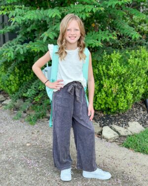 Danielle Busby Instagram - Blaykes LAST First Day in middle school, HELLO 8th Grade! And HELLO 4th Grade for my quintuplets: Ava, Olivia, Hazel, Riley & Parker Kate 🤍 They all said they had a great first day and I was so happy to hear that. Now, time to kick life back into routine and alarms ⏰ 😂 #firstdayofschool #sisters 
#itsabuzzworld #outdaughtered #graesonbee #graesonbeeboutique