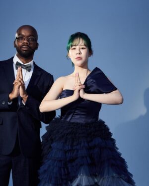 Danny Beeech Instagram - 最後一套婚紗來了

黑豹身為日本動漫宅氣沖天的美國人,最後一套婚紗只好配合他，你們自己看猜不猜的出動漫順序哈哈哈哈哈！ 都猜得出的話那你也宅氣沖天哈哈哈

我可能是渣男大學榮譽校長的印象太深值人心，導致這陣子我收到網路上跟現實中很多女生親自跟我説（工作人員或路上遇到），他們看到我結婚被鼓舞到，跟看到一般人結婚感覺不一樣（好像大家請路都很坎坷），也很恭喜我～

身為妮妮月老，我長年關心各位幸福，我覺得我能成功從渣男大學畢業的關鍵因素就是

我真的徹底再也沒有戀愛腦。
And我在大自然跟愛情面前都非常謙卑哈哈哈哈哈哈哈哈

但根據我的社會觀察，戀愛腦的女生真的死性不改，然後每一次都必死無疑。

再來是，有些女生很莫名的在戀愛時有夠唱秋，這種唱秋要舉例的話，類似是：我不想去google上班啊太累了啦我不喜歡

幹，google也沒有要聘你啊

這種的也是必死無疑，無一例外哈哈哈哈

以上肺腑之言獻給想要獲得幸福的人，我不是愛情專家，只是受夠渣男大學而已

留言隨便，送一個我在日本買的可愛小禮物，分享幸福給您

婚紗 @c.h_wedding 
西裝 @vandome_suit 
鞋子 @resarah_wedding_shoes

#婚紗  #婚紗照  #婚紗造型  #婚紗攝影