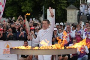 Dany Boon Instagram - Le relais de la flamme Olympique symbolise la paix entre les Nations et l’amitié entre les peuples sans discrimination aucune. 
Au delà de la grande fierté de porter la flamme dans mon Ch’nord natal, j’ai ressenti, en traversant cette foule si dense et si festive, une communion fraternelle empreinte de tolérance qui, qu’elles que soient nos origines et nos différences, prouve bien que nous ne formons qu’une seule et belle humanité.