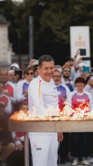 Dany Boon Instagram - La Flamme chez les cht’is ! 
Qui d’autre que @danyboon pour allumer le chaudron dans le Nord à Lille ??? 🔥

Retrouvez le Relais de la Flamme demain sur la chaîne digitale de @FranceTV ➡️ https://france.tv/paris-h24/direct.html