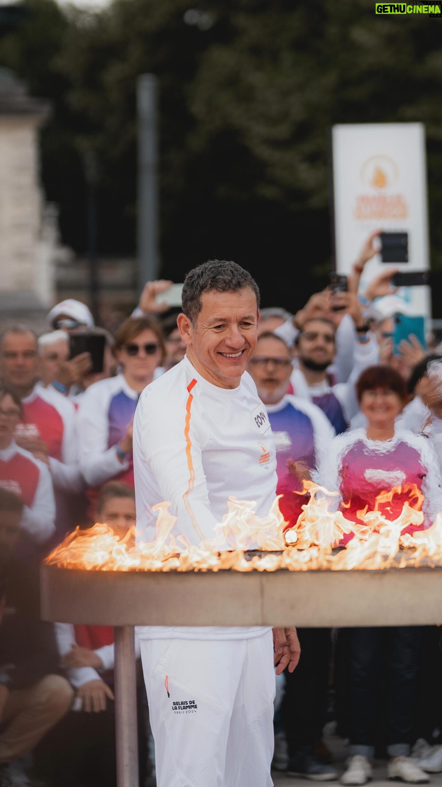 Dany Boon - 10.8K Likes - La Flamme chez les cht’is ! 
Qui d’autre que @danyboon pour allumer le chaudron dans le Nord à Lille ??? 🔥

Retrouvez le Relais de la Flamme demain sur la chaîne digitale de @FranceTV ➡️ https://france.tv/paris-h24/direct.html