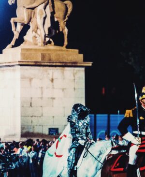 Daphné Bürki Instagram - Un personnage très important pour cette cérémonie d’ouverture de @paris2024 !

La cavalière lancée au galop sur son cheval métallique drapée dans une cape frappée des anneaux olympiques. Elle incarne l’esprit olympique et Sequana : la solidarité, l’excellence, le respect et l’amitié! 

J’ai présenté à @thoma.jolly l’une de nos grandes créatrices française @jeannefriot et l’artisan prodige @gienah.robert ✨
Nous avons travaillé plusieurs semaines ensemble avec @olivierberiotofficial pour créer cet appel à la paix et à la solidarité qui a pris corps dans cette armure 🤍

Cheval métallique créé par @atelier_blam à Nantes. 
@morganesuquart la cavalière de la Seine 

#paris2024