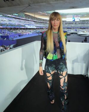 Daphné Bürki Instagram - Point look. Point Barre. Point Cérémonies ouverture et clôture des jeux olympiques @paris2024 💙🤍❤️‍🩹
À votre demande ! Je vous embrasse fort !

Bienvenue en France ! Il fallait que Jean-Paul m’accompagne pour l’ouverture !🫶🏼
Look @jeanpaulgaultier 
Cuissardes @maisonernest 
Calot custom dans notre atelier de la Montjoie par @cathouche 💘

Pour la clôture, nous avons eu la chance de travailler sur les costumes avec notre cher Kevin,
donc look archive @kevingermanier ✨

Beauty @marieke_thibaut puis @jomakeup1 
@la_bonnemaison par @florianbonnemaison puis @andrewshairs 

📷 @marieke_thibaut 
#pointlook #pointbarre #jo #cestpasfini💕