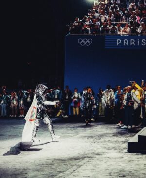 Daphné Bürki Instagram - Un personnage très important pour cette cérémonie d’ouverture de @paris2024 !

La cavalière lancée au galop sur son cheval métallique drapée dans une cape frappée des anneaux olympiques. Elle incarne l’esprit olympique et Sequana : la solidarité, l’excellence, le respect et l’amitié! 

J’ai présenté à @thoma.jolly l’une de nos grandes créatrices française @jeannefriot et l’artisan prodige @gienah.robert ✨
Nous avons travaillé plusieurs semaines ensemble avec @olivierberiotofficial pour créer cet appel à la paix et à la solidarité qui a pris corps dans cette armure 🤍

Cheval métallique créé par @atelier_blam à Nantes. 
@morganesuquart la cavalière de la Seine 

#paris2024
