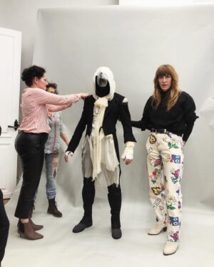 Daphné Bürki Instagram - Je vous embarque dans les coulisses de la création des costumes pour la cérémonie d’ouverture de Paris 2024 ?

Le porteur de flamme! 🔥 Personnage important imaginé par @thoma.jolly . Il fallait créer un super héros inspiré de plusieurs personnages masqués qui ont marqué la littérature et le cinéma français : Belphégor, le masque de fer, le fantôme de l’opéra, Ezio d’Assassin’s Creed, Fantomas, ou encore Arsène Lupin…

Création @olivierberiotofficial @daphneburki par l’atelier des cérémonies des jeux olympiques @paris2024

Habillage, maquillage et coiffure par les équipes d’ @audreyborca et @sylvainrigault