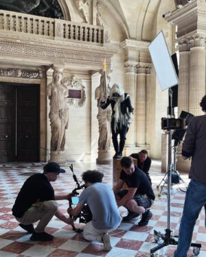 Daphné Bürki Instagram - Je vous embarque dans les coulisses de la création des costumes pour la cérémonie d’ouverture de Paris 2024 ?

Le porteur de flamme! 🔥 Personnage important imaginé par @thoma.jolly . Il fallait créer un super héros inspiré de plusieurs personnages masqués qui ont marqué la littérature et le cinéma français : Belphégor, le masque de fer, le fantôme de l’opéra, Ezio d’Assassin’s Creed, Fantomas, ou encore Arsène Lupin…

Création @olivierberiotofficial @daphneburki par l’atelier des cérémonies des jeux olympiques @paris2024

Habillage, maquillage et coiffure par les équipes d’ @audreyborca et @sylvainrigault