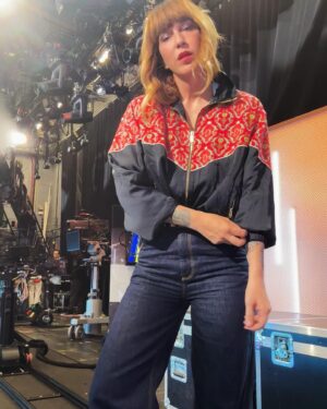 Daphné Bürki Instagram - Point Look. Point Barre. (En retard) Dans ta loge
À votre demande, je vous embrasse fort 💋

Look 1 -Veste @cfcl_official et @charlielemindu 

Look 2-veste @droledemonsieur  Jean @sandroparis 

Look 3 - chemise @zimmermann  Jean @. Souliers  @martinez 

Look 4 - trench @andrea_crews  Jean @sandroparis  Shoes @carelparis  Bijoux @zagbijoux 

Look 5 - veste @maxmara  Jupe @zimmermann  Shoes @martinez  Bijoux @camille.surault 

Look 6 - chemise @droledemonsieur  Pantalon @cfcl_official  Shoes @sportmax  Bijoux @zagbijoux 

Look 7 - veste @cfcl_official  Jean @maxmara  Boots @martinez  Bijoux @camille.surault