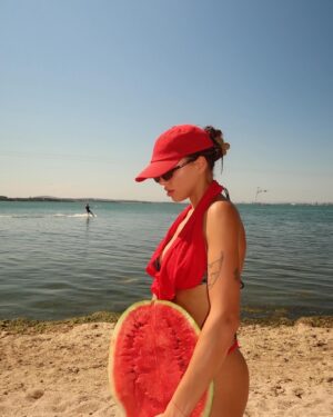 Dara Instagram - can we normalize endless summer? 🍉☀️⛱️🐚🌊