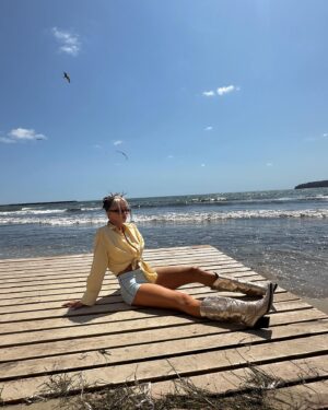 Dara Instagram - can we normalize endless summer? 🍉☀️⛱️🐚🌊