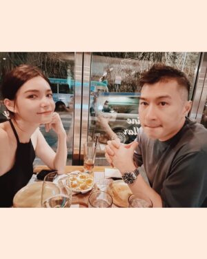 Dara Hanfman Instagram - 老公七夕情人節快樂❤️

當年保羅哥是在七夕跟我告白的，說什麼還是要過一下！

決定去很紅的堅尼地拍照吃飯慶祝
看最後一張人潮勸要來的人三思～
真是網美打卡點沒開玩笑🫠

這邊也祝所有人情人節快樂，我愛大家❤️❤️❤️

衣服都是 @misshanfman